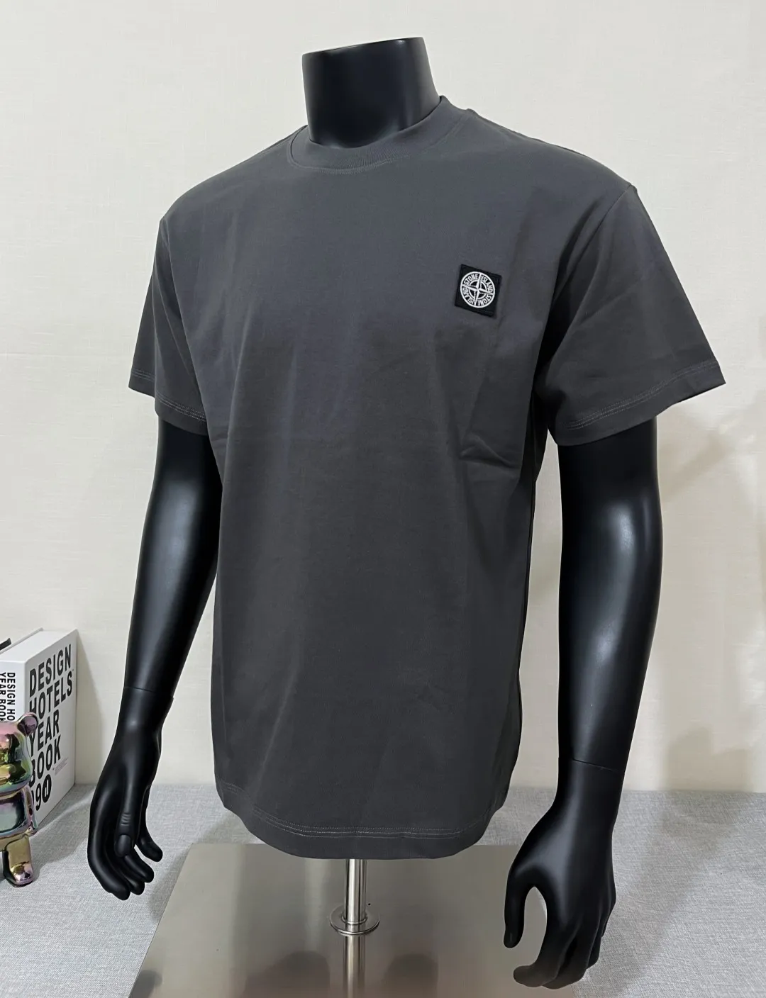 P140 Stone Island/Stone Island classic official website is on sale; small logo embroidery and pressed round neck short-sleeved T-shirt, strictly control the size of the logo, neat and clear letters, and the details are consistent with the original version; the original 240g double yarn 100% cotton fabric is selected; the upper body is simple, beautiful and very durable, with three-needle stitching and high-standard workmanship, with complete three-label details, high-temperature washing, soft fabric, better breathability, no shrinkage or deformation after washing, versatile style Match as you like, European size version, colors: black, dark gray, lilac gray, white; sizes XS-L, (L can wear up to 200 pounds)